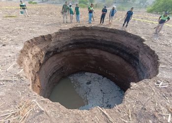 Se forma socavón de más de 10 metros de profundidad en Guerrero