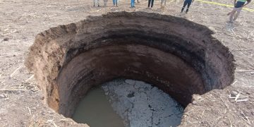 Se forma socavón de más de 10 metros de profundidad en Guerrero
