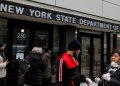 Personas caminando frente a oficina de empleo en Estados Unidos
