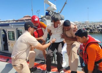 Marina rescata a náufragos en altamar frente a Topolobampo