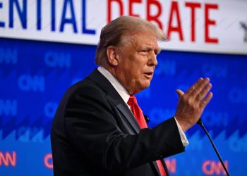 Trump se burla de los tropiezos de Biden en debate