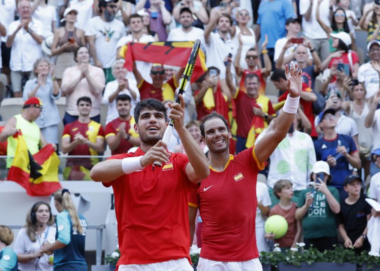 PARÍS, 30/07/2024.- Los tenistas españoles Rafa Nadal (d) y Carlos Alcaraz celebran su victoria ante la pareja de Países Bajos compuesta por Wesley Koolhof y Tallon Griekspoor este martes, durante el partido de segunda ronda de dobles masculino de tenis, parte de los Juegos Olímpicos de París 2024, en la capital francesa. EFE/ Juanjo Martín