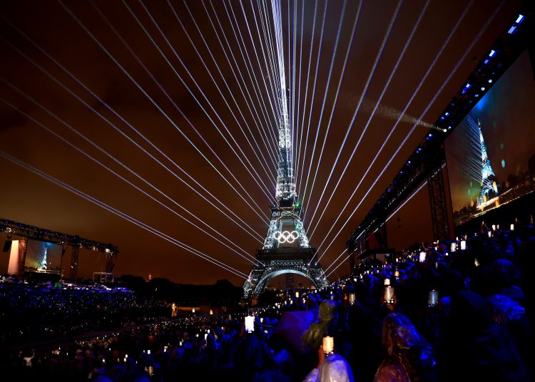 Paris (France), 26/07/2024.- Spectators in the Trocadero watch a light show on the Eiffel Tower during the Opening Ceremony of the Paris 2024 Olympic Games, in Paris, France, 26 July 2024. (Francia) EFE/EPA/MARTIN DIVISEK