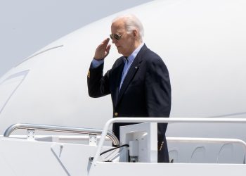 Biden pone su continuidad en manos del “todopoderoso”