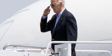 Biden pone su continuidad en manos del “todopoderoso”