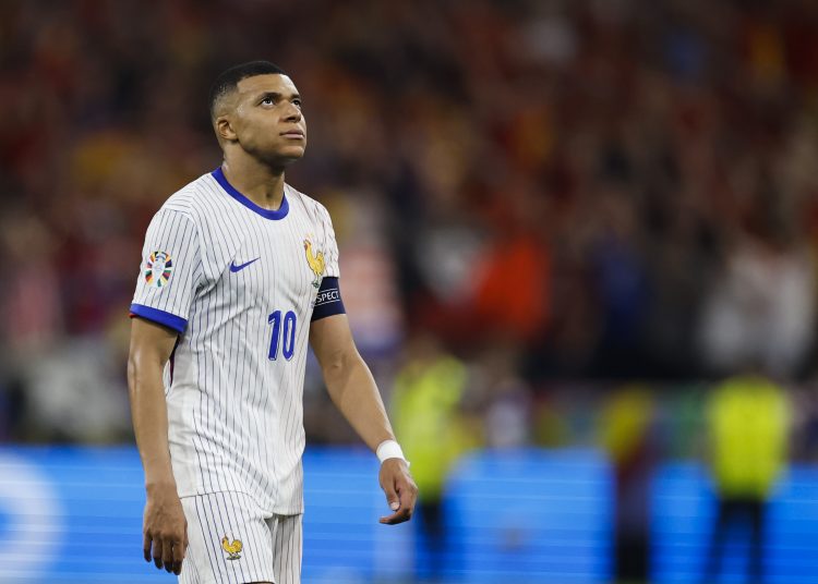 MÚNICH (ALEMANIA), 09/07/2024.- El delantero de la selección francesa Kylian Mbappé, al término del partido de semifinales de la Eurocopa de fútbol que España y Francia han disputado este martes en Múnich. EFE/Alberto Estévez