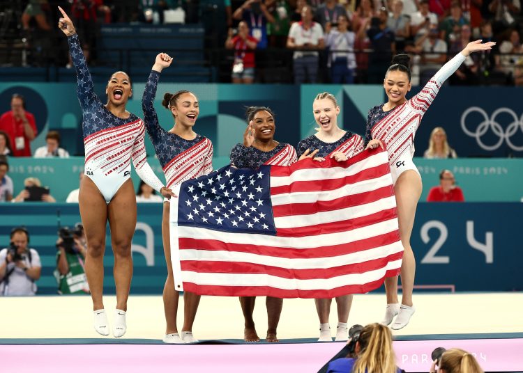 Paris (France), 30/07/2024.- The US team celebrate after winnning the Women Team final of the Artistic Gymnastics competitions in the Paris 2024 Olympic Games, at the Bercy Arena in Paris, France, 30 July August 2024. (Francia) EFE/EPA/ANNA SZILAGYI