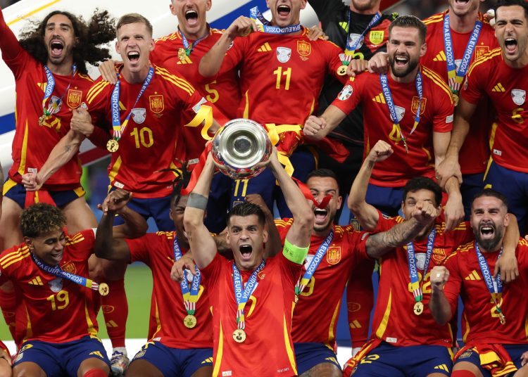 Berlin (Germany), 14/07/2024.- Alvaro Morata of Spain lifts the trophy in the podium ceremony after winning the UEFA EURO 2024 final soccer match between Spain and England, in Berlin, Germany, 14 July 2024. (Alemania, España) EFE/EPA/FRIEDEMANN VOGEL