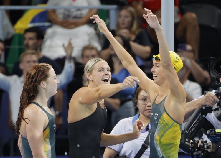 PARÍS, 27/07/2024.- El equipo australiano, compuesto por Mollie O'Callaghan, Shayna Jack, Emma McKeon y Meg Harris, celebra el oro en la final de 4x100m Estilo Libre Femenino de los Juegos Olímpicos París 2024, este sábado, en París, Francia. EFE/Lavandeira Jr.