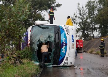 Deja volcadura de autobús 17 lesionados en la México-Puebla