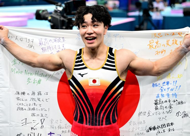 Paris (France), 31/07/2024.- Shinnosuke Oka of Japan celebrates after winning the Men's All-Around Final of the Artistic Gymnastics competitions in the Paris 2024 Olympic Games, at the Bercy Arena in Paris, France, 31 July 2024. (Francia, Japón) EFE/EPA/CHRISTIAN BRUNA