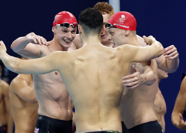 Paris (France), 30/07/2024.- Team Great Britain celebrates winning the Men 4x200m Freestyle Relay final of the Swimming competitions in the Paris 2024 Olympic Games, at the Paris La Defense Arena in Paris, France, 30 July 2024. (200 metros, Francia, Gran Bretaña, Reino Unido) EFE/EPA/MAST IRHAM