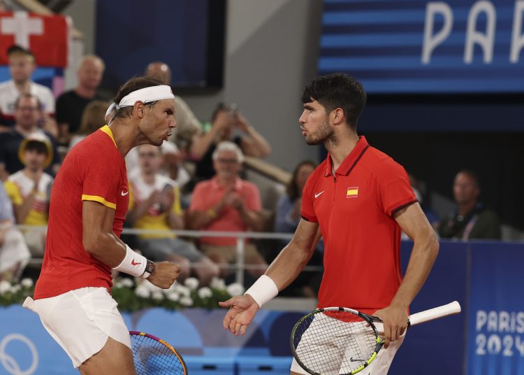 PARÍS, 31/07/2024.- Los tenistas españoles Rafa Nadal (i) y Carlos Alcaraz ante los estadounidenses Austin Krajicek y Rajee Ram en los cuartos de final de dobles masculinos de tenis de los Juegos Olímpicos de París 2024, en el complejo de tenis Roland Garros de París. EFE/ Juanjo Martín