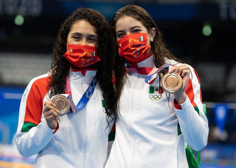 (L-R), Gabriela Agundez y Alejandra Orozco of Mexico Bronze Medal during the Womens 10M Synchronized Platform Diving competition at the XXXII Tokyo 2020 Olympic Games, at Tokyo Aquatic Center, on July 27, 2021.



(I-D), Gabriela Agundez y Alejandra Orozco de Mexico Medalla de Bronce durante la competencia de Clavados Plataforma Sincronizada de 10 M Femenino en los XXXII Juegos Olimpicos de Tokio 2020, en el Centro Acuatico de Tokio, el 27 de Julio de 2021.