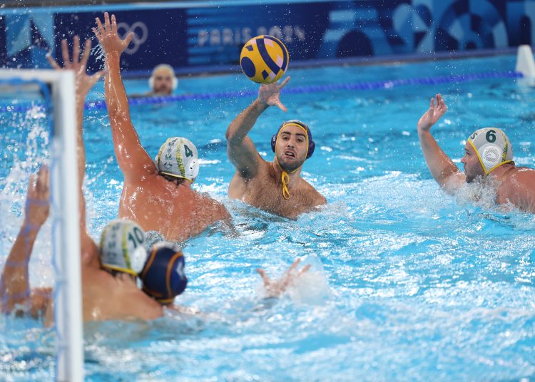 PARIS, 28/07/2024.- El jugador español Álvaro Granados (c) ante la defensa de los australianos Charlie Negus (c-i) y Lachlan Edwards (d) durante el partido de waterpolo que la selección española disputa contra Australia en el marco de los Juegos Olímpicos de París 2024, este domingo, en el Centro Acuático de París (Francia). España ganó 5-9. EFE/ Kiko Huesca