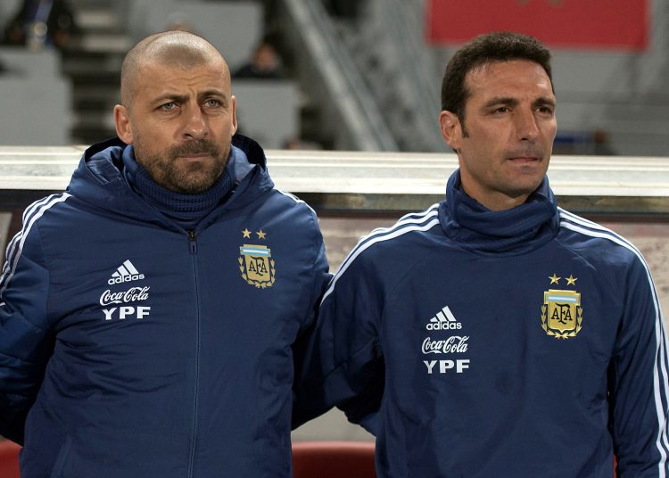 GRAF9947. BOGOTÁ (COLOMBIA), 28/06/2024.- El seleccionador argentino, Lionel Scaloni (d), y su asistente Walter Samuel reaccionan antes de un encuentro amistoso entre las selecciones de Marruecos y Argentina en el estadio Ibn Battuta, el 26 de marzo de 2019, en Tánger, Marruecos. Walter Samuel, miembro del cuerpo técnico argentino que compareció en sala de prensa en ausencia de Lionel Scaloni, aseguró que el seleccionador está "amargado" por sufrir una sanción que fue recibida como "un golpe". EFE/ Jalal Morchidi ARCHIVO