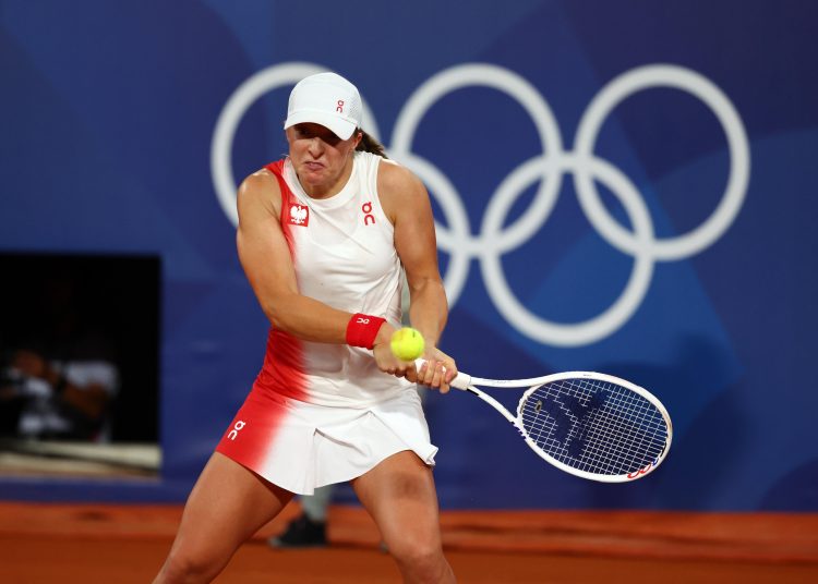 Paris (France), 27/07/2024.- Iga Swiatek of Poland in action during her Women's Singles first round match against Irina-Camelia Begu of Romania at the Tennis competitions in the Paris 2024 Olympic Games, at the Roland Garros in Paris, France, 27 July 2024. (Tenis, Francia, Polonia, Rumanía) EFE/EPA/DIVYAKANT SOLANKI