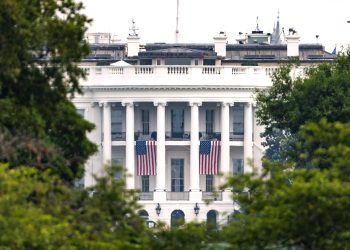 Biden pone su continuidad en manos del “todopoderoso”