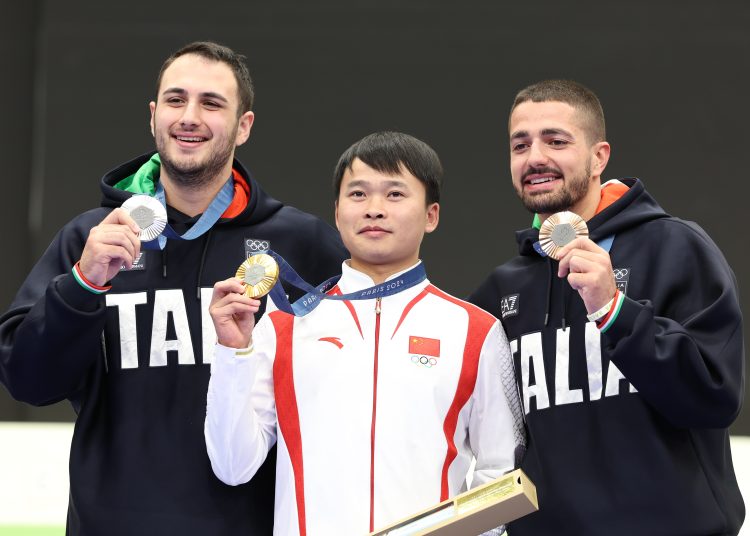Chateauroux (France), 28/07/2024.- (L-R) Silver medalist Federico Nilo Maldini of Italy, gold medalist Yu Xie of China and the bronze medalist Paolo Monna of Italy pose during the medal ceremony for the 10m Air Pistol Men event of the Shooting competitions in the Paris 2024 Olympic Games at the Shooting centre in Chateauroux, France, 28 July 2024. (Francia, Italia) EFE/EPA/VASSIL DONEV