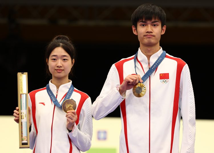 Chateauroux (France), 27/07/2024.- Gold medalists Yuting Huang and Lihao Zheng of China pose with their medals during the medal ceremony for the 10m Air Rifle Mixed Team even of the Shooting competitions in the Paris 2024 Olympic Games at the Shooting centre in Chateauroux, France, 27 July 2024. (Francia) EFE/EPA/VASSIL DONEV