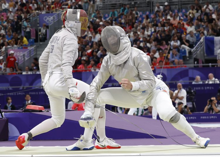 PARÍS, 29/07/2024.- La esgrimista española  Lucía Martín-Portugués (i) se enfrenta a la húngara Anna Marton en su combate de sable individual femenino de los Juegos Olímpicos de París 2024 este lunes en el Grand Palais, en París, Francia. EFE/ Julio Muñoz
