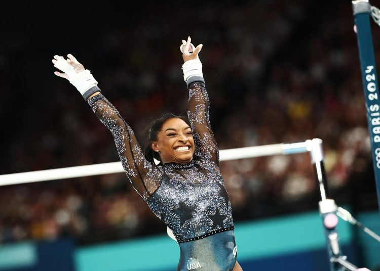 Paris (France), 28/07/2024.- Simone Biles of USA reacts after performing on the Uneven Bars at the Women's Qualification of the Artistic Gymnastics competitions in the Paris 2024 Olympic Games, at the Bercy Arena in Paris, France, 28 July 2024. (Francia) EFE/EPA/ANNA SZILAGYI