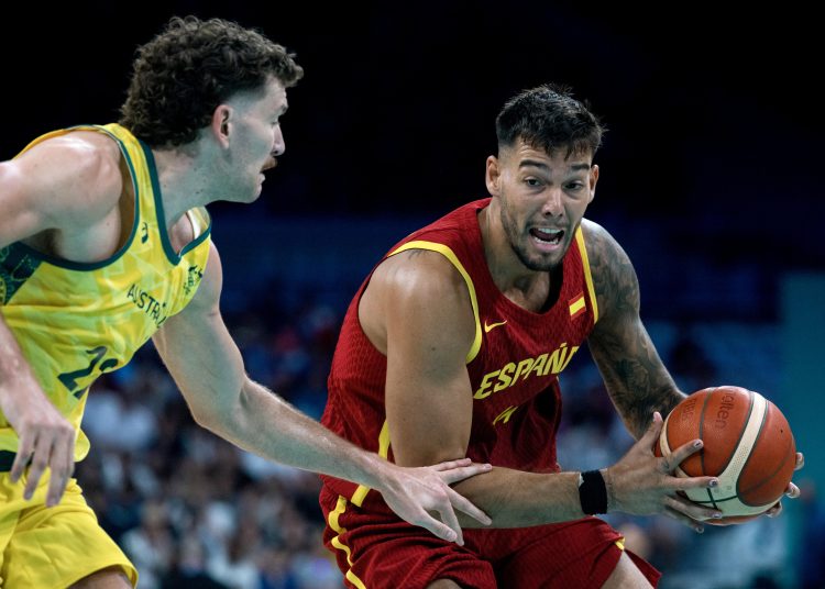 Villeneuve-d'ascq (France), 27/07/2024.- Willy Hernangomez of Spain (R) in action against Will Magnay of Australia during the Men Basketball Group A match between Australia and Spain in the Paris 2024 Olympic Games, at the Pierre Mauroy Stadium in Villeneuve-d'Ascq, France, 27 July 2024. (Baloncesto, Francia, España) EFE/EPA/ALEX PLAVEVSKI
