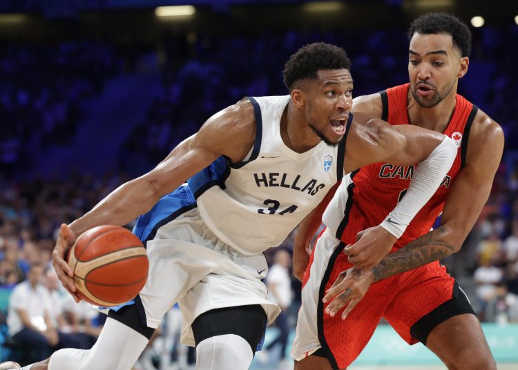 Villeneuve D'asq (France), 27/07/2024.- Giannis Antetokounmpo of Greece (L) in action against Trey Lyles of Canada (R) during the Men Basketball Group A match between Greece and Canada in the Paris 2024 Olympic Games, at the Pierre Mauroy Stadium in Villeneuve-d'Ascq, France, 27 July 2024. (Baloncesto, Francia, Grecia) EFE/EPA/ALEX PLAVEVSKI