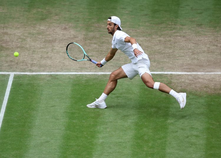 Wimbledon (United Kingdom), 10/07/2024.- Lorenzo Musetti of Italy in action during the Men's quarterfinal match against Taylor Fritz of the USA at the Wimbledon Championships, Wimbledon, Britain, 10 July 2024. (Tenis, Italia, Reino Unido) EFE/EPA/ADAM VAUGHAN EDITORIAL USE ONLY