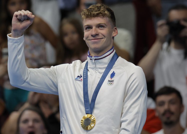 NANTERRE, 28/07/2024.- El francés Leon Marchand con la medalla de oro tras la final de 400m Estilos Individual Masculino, en La Defense Arena en Nanterre, Francia, con motivo de los Juegos Olímpicos París 2024, este domingo. EFE/ Lavandeira Jr