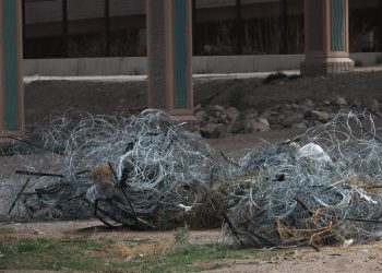 Autoridades de Texas quitan alambrada de navajas en la frontera con México