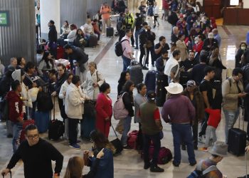 Profeco advierte que viajeros afectados por fallo de Microsoft deben ser indemnizados
