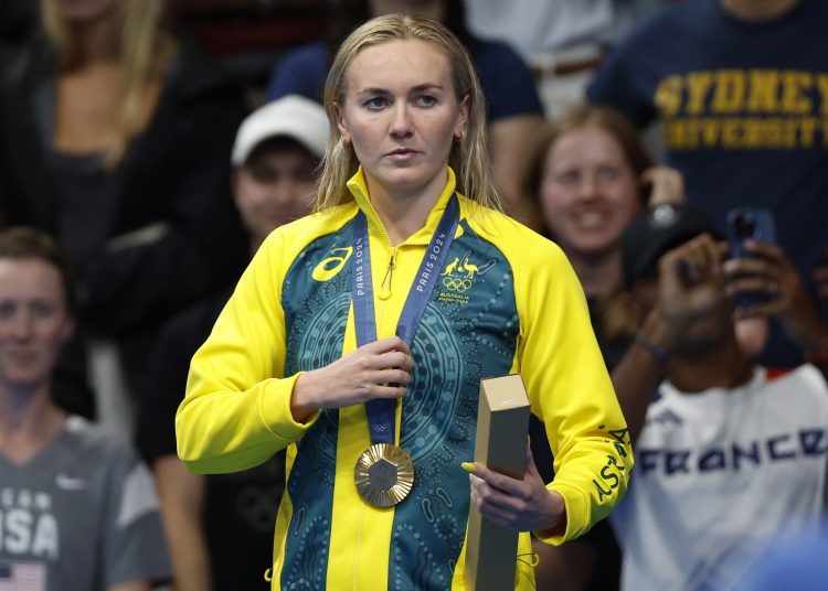 Paris (France), 27/07/2024.- Gold medalist Ariarne Titmus of Australia poses on the podium after the Women 400m Freestyle final of the Swimming competitions in the Paris 2024 Olympic Games, at the Paris La Defense Arena in Paris, France, 27 July 2024. (400 metros, Francia) EFE/EPA/FRANCK ROBICHON