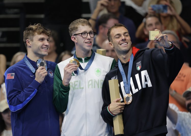 NANTERRE, 30/07/2024.- Los nadadores, el irlandés Daniel Wiffen (c-oro), el estadounidense Bobby Finke (i-plata) y el italiano Gregorio Paltrinieri (d-bronce), posan con las medallas de la final de 800m Estilo libre Masculino de los Juegos Olímpicos de París 2024 este martes en Nanterre. EFE/ Lavandeira Jr.