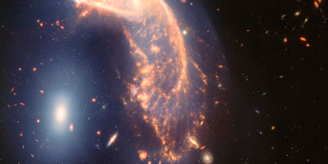 Nueva foto del telescopio Webb muestra dos galaxias “danzando”, en su segundo aniversario