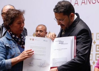 CDMX entrega escrituras a familias del predio La Angostura