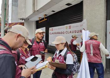 ¡Cayó la ley! Clausuran plaza de productos chinos en Izazaga 89