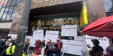 ¡Cayó la ley! Clausuran plaza de productos chinos en Izazaga 89