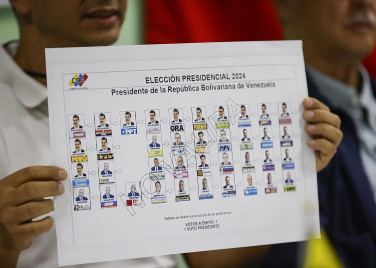 AME5066. CIUDAD DE PANAMÁ (PANAMÁ), 26/07/2024.- El vocero de 'Convzla' en Panamá, Ricardo Contreras, sostiene una ficha de votación durante una rueda de prensa este viernes, en Ciudad de Panamá (Panamá). El comando 'Convzla' en Panamá, grupo que apoya la candidatura de la oposición en las elecciones de Venezuela del próximo domingo, instó este viernes a los 1.816 votantes en el país centroamericano a emitir su voto con objetivo de "rescatar" a la Venezuela que se "perdió hace 25 años". EFE/ Bienvenido Velasco
