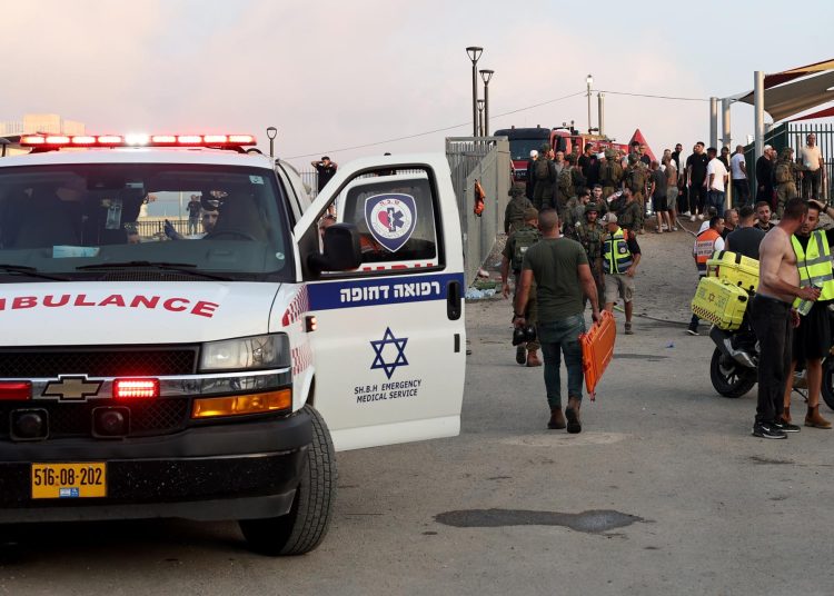 Majdal Shams (--), 27/07/2024.- Soldiers, emergency services and civilians at the site where a projectile hit a playground in Druze, Majdal Shams, in the annexed Golan Heights, 27 July 2024. According to the Israel Defence Forces (IDF), a rocket launched from Lebanon toward Majdal Shams caused multiple civilian casualties, including children. Approximately 30 projectiles were identified crossing from Lebanon, the IDF said. (Líbano) EFE/EPA/ATEF SAFADI