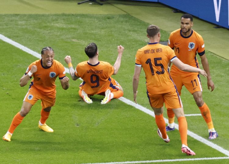 Berlin (Germany), 06/07/2024.- Cody Gakpo of the Netherlands (R) celebrates with his teammates after scoring the 2-1 goal during the UEFA EURO 2024 quarter-finals soccer match between Netherlands and Turkey, in Berlin, Germany, 06 July 2024. (Alemania, Países Bajos; Holanda, Turquía) EFE/EPA/ROBERT GHEMENT