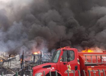 Bajo control incendio atrás del AICM, afectó a 50 familias y 11 casas quemadas