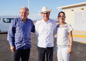 López Obrador y Claudia Sheinbaum evalúan avance de planta fotovoltaica en Sonora