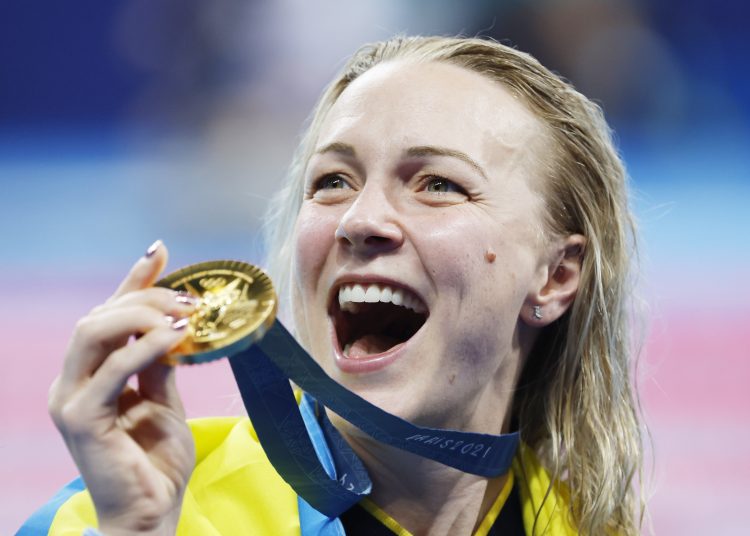 Paris (France), 31/07/2024.- Gold medalist Sarah Sjostrom of Sweden poses after the Women 100m Freestyle of the Swimming competitions in the Paris 2024 Olympic Games, at the Paris La Defense Arena in Paris, France, 31 July 2024. (100 metros, Francia, Suecia) EFE/EPA/MAST IRHAM