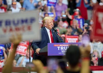 Trump bromea sobre debilidad de Biden en mitin, tras atentado