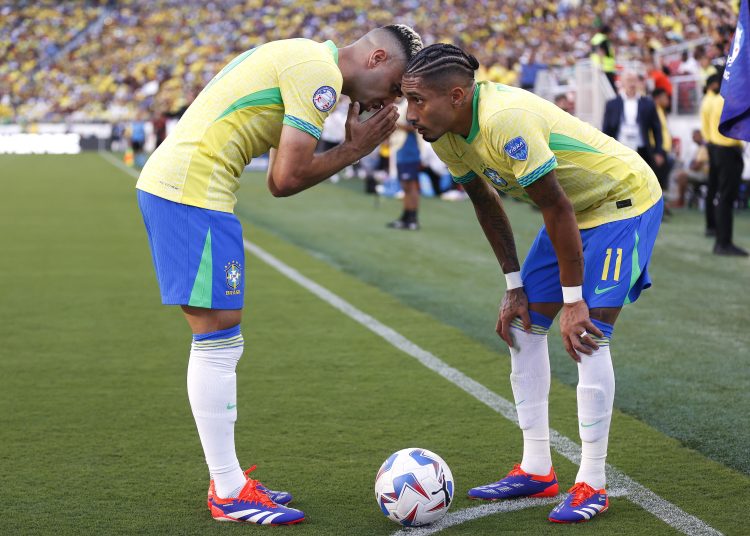 Santa Clara (United States), 02/07/2024.- Brazil defender Beraldo (L) and Brazil forward Raphinha (R) talk before taking a corner kick during the second half of the CONMEBOL Copa America 2024 group D soccer match between Brazil and Colombia, in Santa Clara, California, USA, 02 July 2024. (Brasil) EFE/EPA/JOHN G. MABANGLO