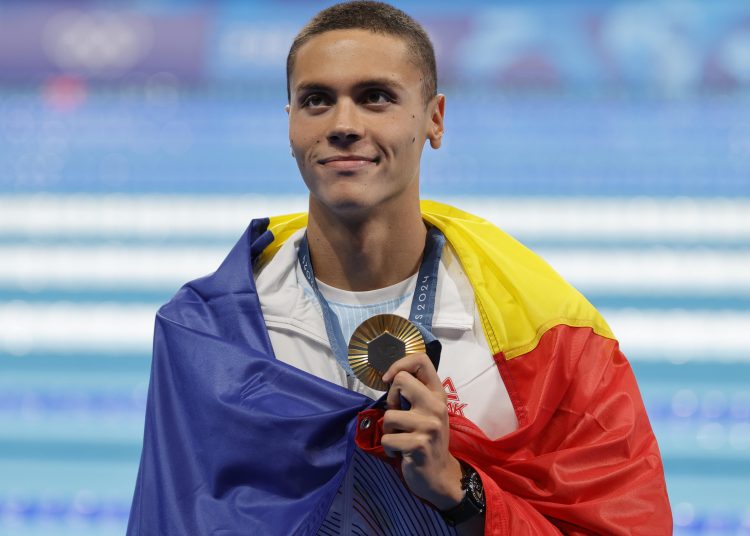 Paris (France), 29/07/2024.- Gold medalist David Popovici of Romania poses after the Men 200m Freestyle final of the Swimming competitions in the Paris 2024 Olympic Games, at the Paris La Defense Arena in Paris, France, 29 July 2024. (200 metros, Francia, Rumanía) EFE/EPA/RONALD WITTEK