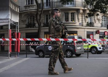 Automóvil impacta en la terraza de un bar en París; hay un muerto y seis heridos