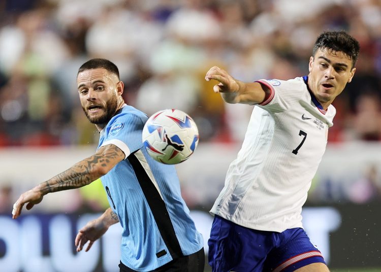 Kansas City (United States), 01/07/2024.- Uruguay's Nahitan Nandez (L) and Giovanni Reyna of the United States in action during a CONMEBOL Copa America group C soccer match in Kansas City, Missouri, USA, 01 July 2024. (Estados Unidos) EFE/EPA/WILLIAM PURNELL