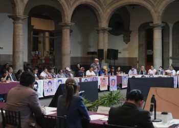 “Puntos discordantes con AMLO, pero confianza en Sheinbaum”, aseguran padres de normalistas de Ayotzinapa